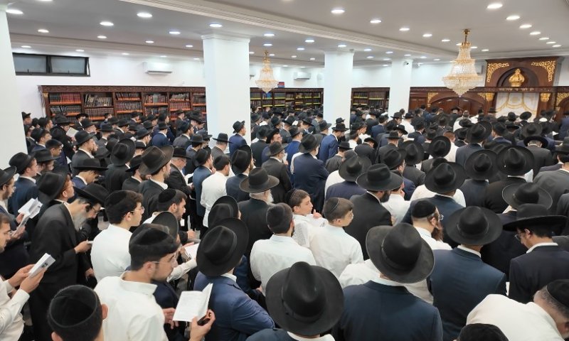 מעמד סליחות עוצמתי בבני ברק: כ400 איש מילאו את בית המדרש ערב ראש השנה