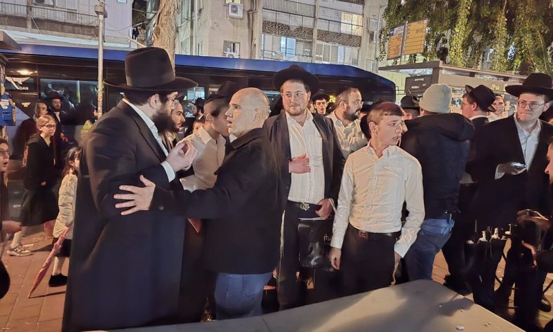 פעילי 'המילואימניקים' הגיעו לטקס הדלקת נרות בבני ברק - וגורשו