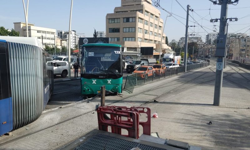 תאונה חריגה בפתח תקווה: אוטובוס עלה על מסילת הרכבת - שלושה נפצעו קל