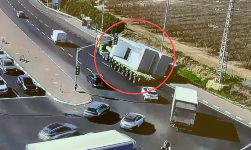 נס בצומת: ממ"ד במשקל 20 טון נפל ממשאית וגרם לעומסי תנועה כבדים &bull; צפו