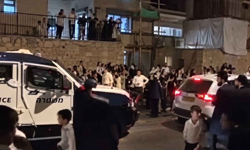 עשרות התגודדו בישיבה סביב שוטרים שעצרו חרדי בחשד שתקף אותם