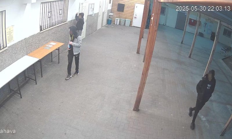 זעזוע: בית הכנסת הושחת שוב ושוב עם צלבי קרס וציורי תועבה - במשטרה סגרו את התיק