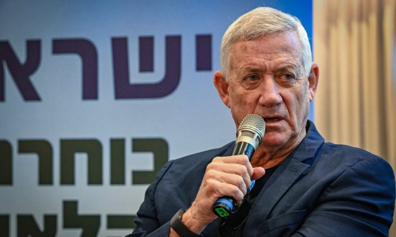 שר, שגריר ואפילו ראש המל"ל: הקרב על בני גנץ מתחמם