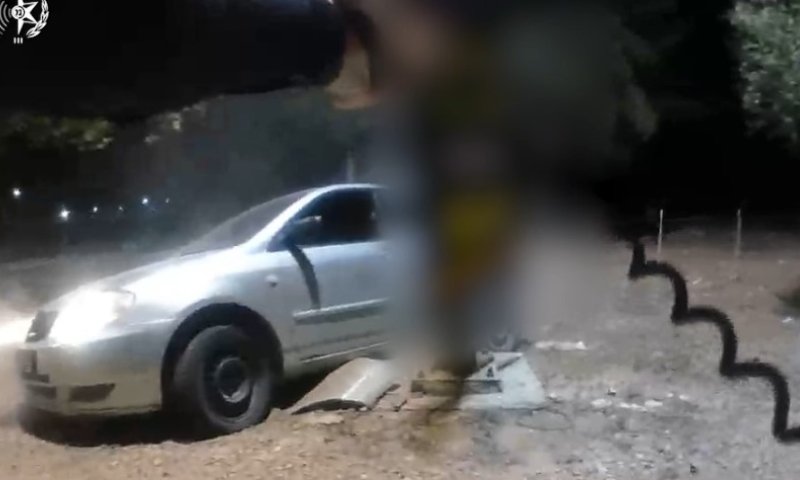 תיעוד דרמטי: נהג הרכב ניסה להימלט, השוטרים שלפו נשקים