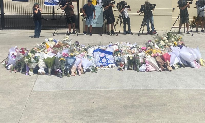 בתו של הנרצח בפיגוע בסידני מיררה בבכי: "אני רצה ורואה את אבא שלי שוכב מת על הרצפה"