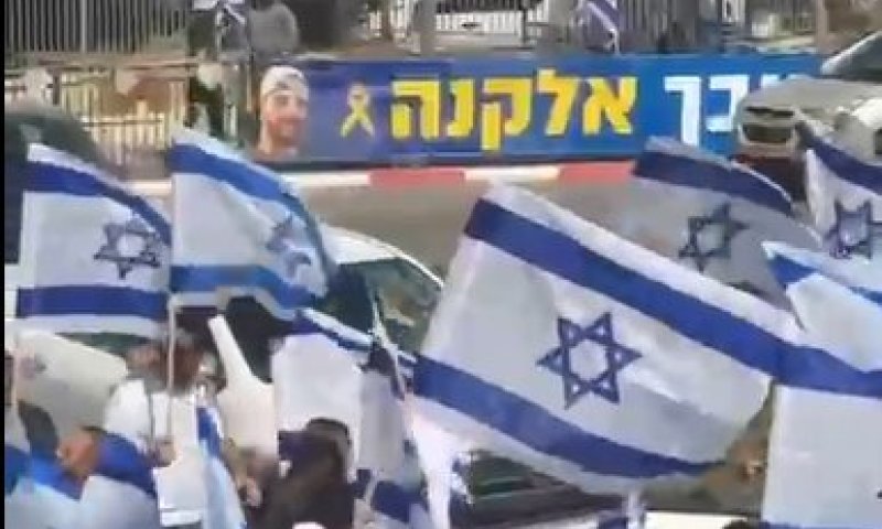 חגיגות השחרור: כך נראו הרגעים המרגשים מחוץ לביתו של אלקנה בוחבוט