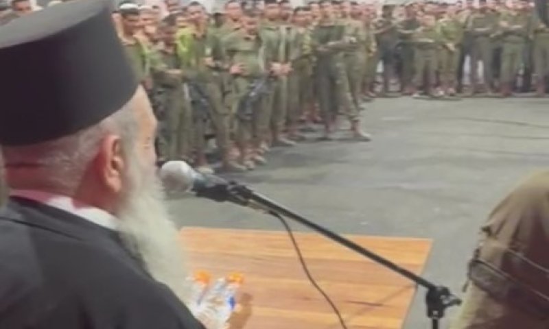 "ה' הוא האלוקים" בעוטף עזה: חכם ניסים בן שמעון חיזק את הלוחמים רגע לפני הכניסה לעזה