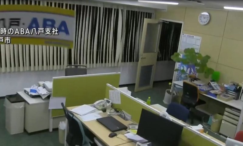 תיעוד דרמטי: רעידת אדמה בעוצמה 7.6 פגעה בצפון יפן 