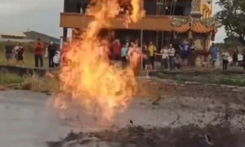 הר הגעש וואנדאן התפרץ שוב: פתח לבה נפער מתחת לבית מגורים