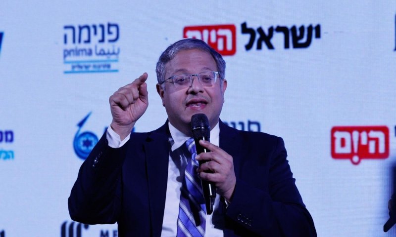 רוב בציבור לבחינת חקירה נגד היועמ"שית