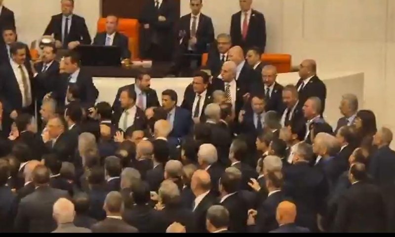תיעוד: מכות בפרלמנט הטורקי לפני השבעת שר המשפטים