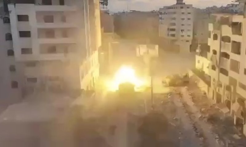 תיעוד מתוך עזה: טנקים של צה"ל מפציצים מבנה טרור בלב העיר  