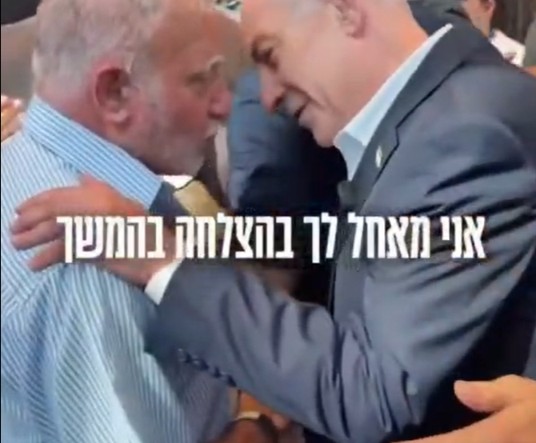 נתניהו מדבר עם אחד הנוכחים