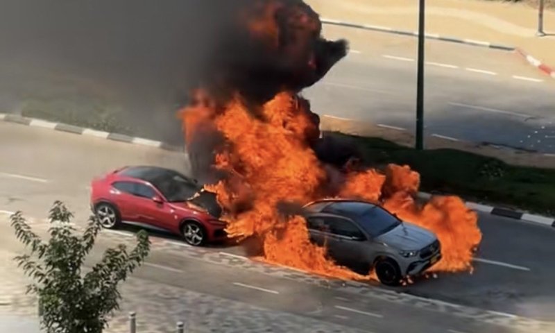 פרארי נדירה ומרצדס נשרפו בנתניה: מיליוני שקלים ירדו לטמיון
