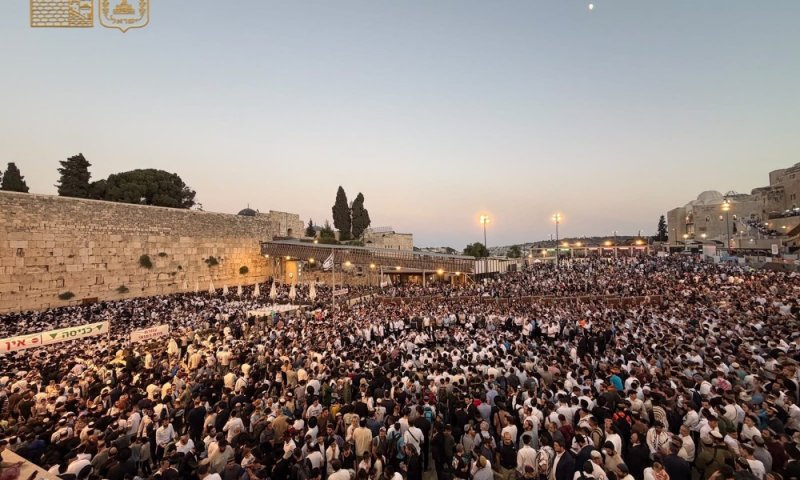 מאות בני נוער ועולים חדשים בשירה בכותל המערבי