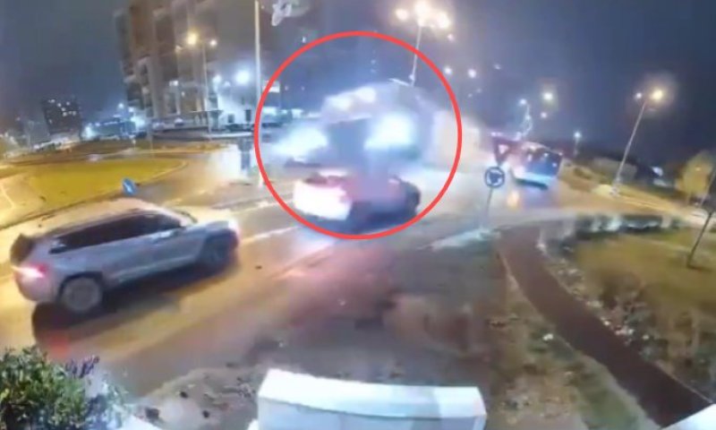 דרמה על הכביש: מרצדס "עפה" מעל כיכר ברומניה - הנהג שרד בנס