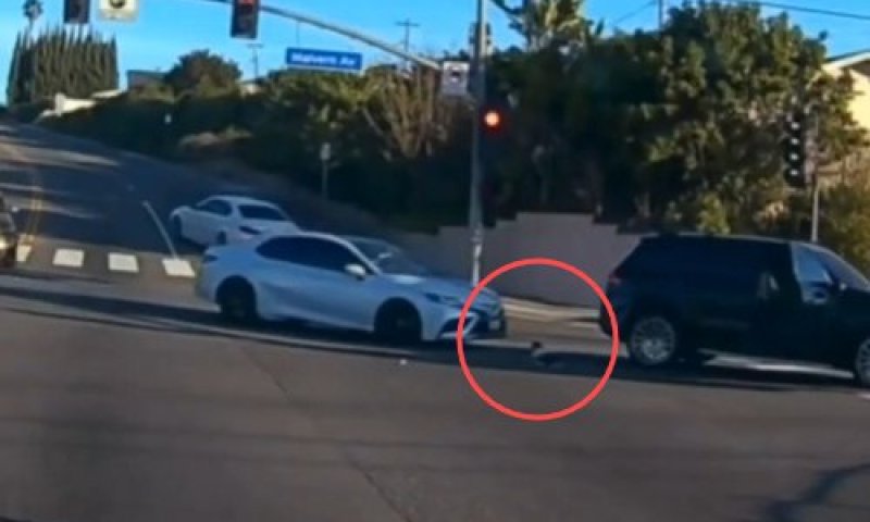 קליפורניה: תינוק עף מרכב במהלך הנסיעה וניצל בנס