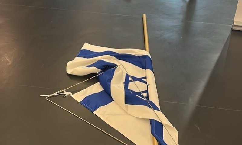 חברת פרלמנט הפילה את דגל ישראל ממיצג 7 באוקטובר