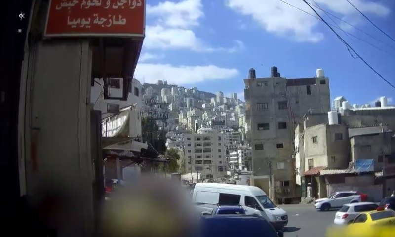 לאור יום: המסתערבים עוצרים מבוקש ומכניסים אותו לרכב