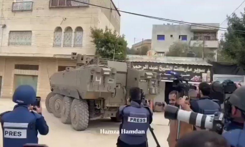 תיעוד משעשע מהשטח: העיתונאים בג'נין נמלטים ממשוריין צה"ל 