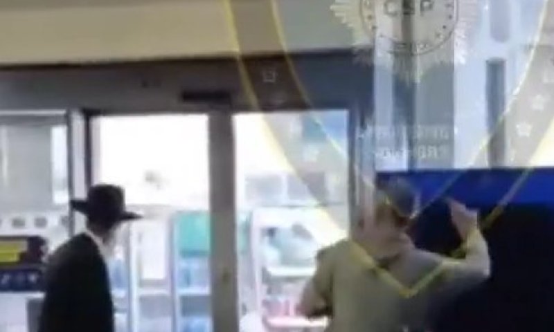 תיעוד: רב בן 77 מותקף ברחובות לונדון החרדית