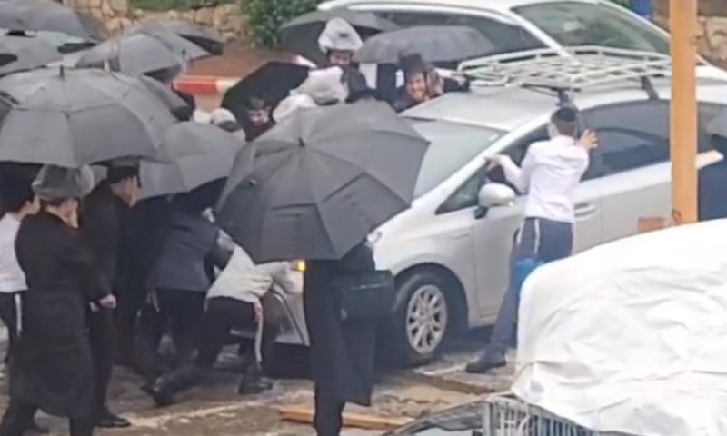 בני ברק: רכב נפל לתעלה - בחורי הישיבה סייעו בחילוץ