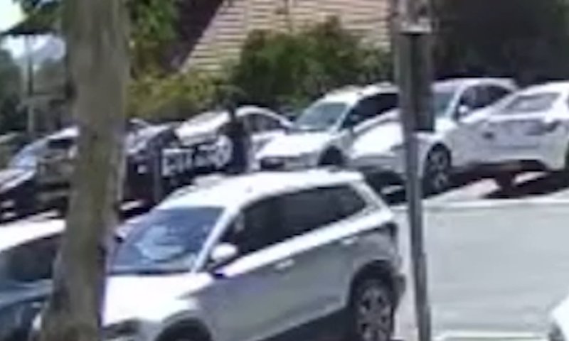 תושב חצור הגלילית לא הצליח לעבור עם הקלנועית שלו - ובתגובה ניקב שני צמיגים | תיעוד