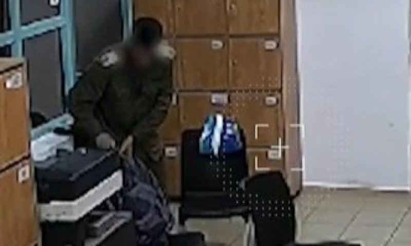 צפו בגניבה: נסגר התיק נגד בנה של היוע"משית החשוד בגניבת וסט צבאי