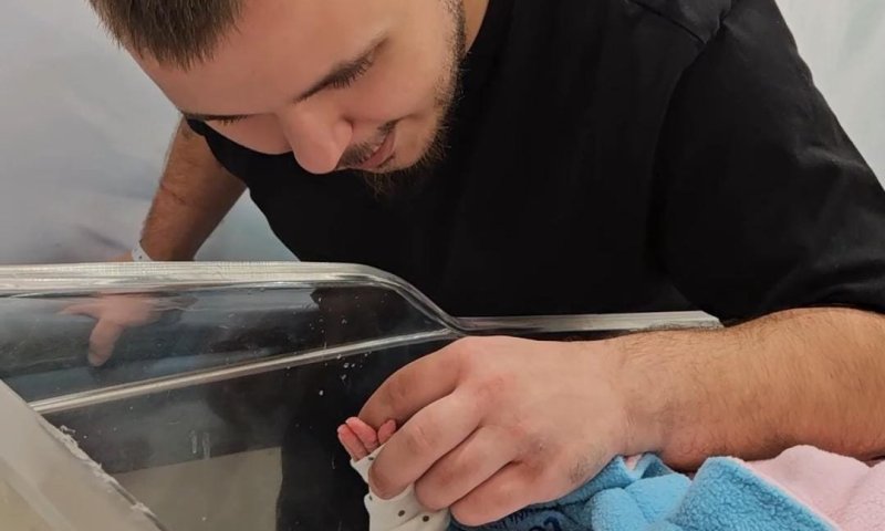 "אי אפשר לעצור את הדמעות": הלוחם שנפצע אנוש בחאן יונס ואיבד 5 חברים, חובק את בתו הראשונה
