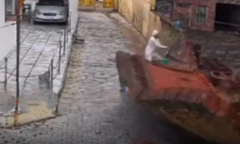 הודו: אדם ניצל מקריסת חומה ברגע האחרון  