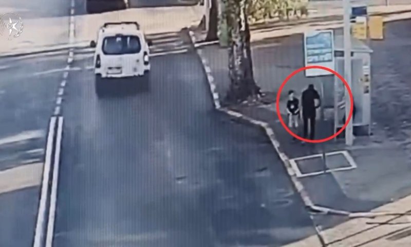 גנב טלפון מילד שחיכה להסעה לביה״ס בתחנה | צפו
