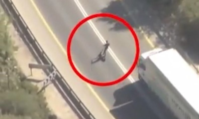 במהירות מטורפת: רוכב קורקינט נתפס כשהוא משתולל על הכביש המהיר &ndash; צפו  