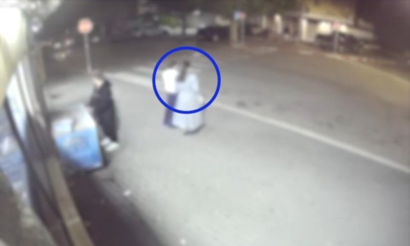 מקומם: הנערים דחפו את הבחורה החרדית וחטפו לה את התיק