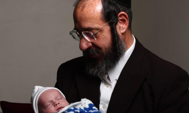 מצמרר: בני הזוג זכו לחבוק בן בכור לאחר 28 שנים - זה המשפט שהחזיק אותם