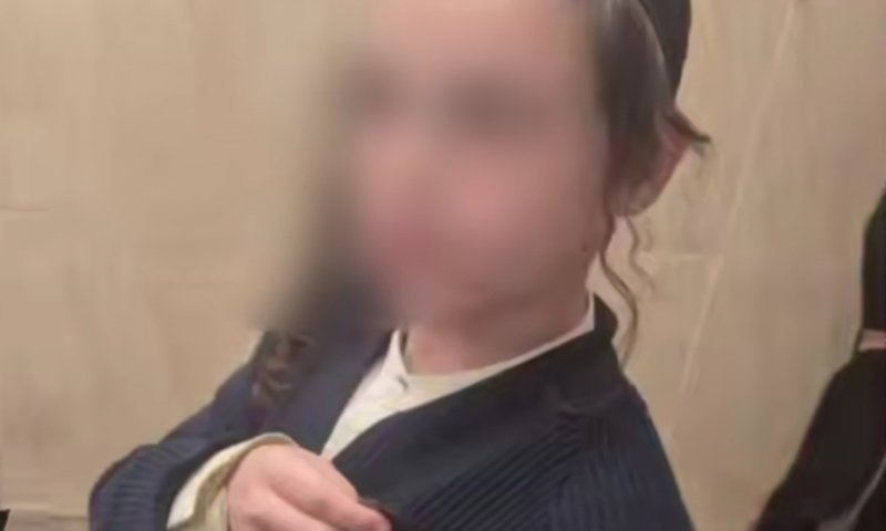 תיעוד מזעזע מבני ברק: אישה גזרה את פאת ראשו של ילד ששיחק בכדור