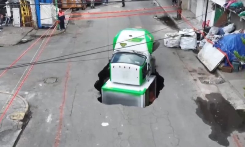 מקסיקו סיטי: משאית משקאות קרסה לתוך בולען בעומק 8 מטרים