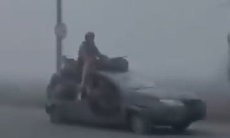 חיילים רוסים פלשו לעיר אוקראינית על אופנועים וגגות רכבים