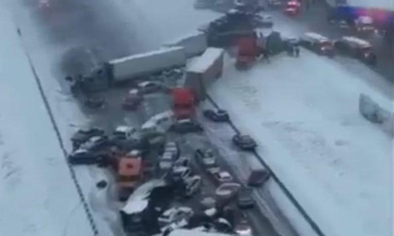 תאונת שרשרת מפחידה באינדיאנה: עשרות רכבים החליקו על שלג והתנגשו