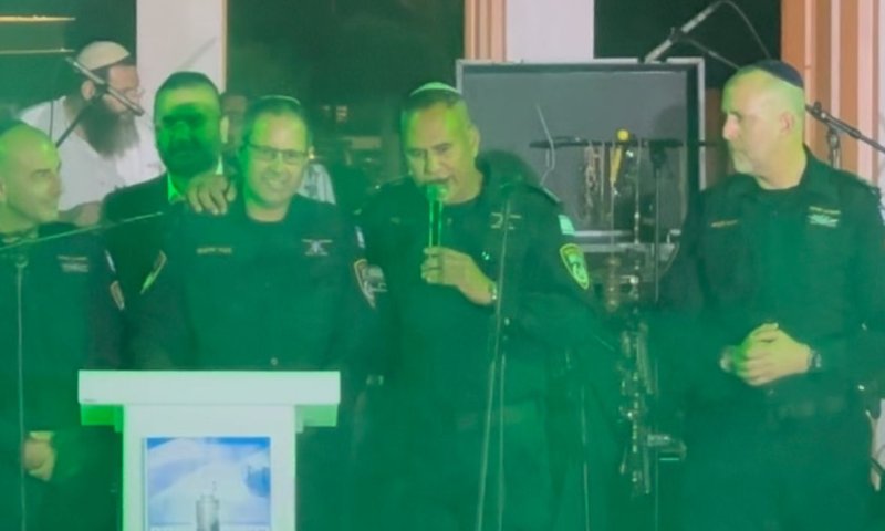 מרגש: שוטרי שדרות חוגגים הקפות שניות בתחנה בה נלחמו ב-7 באוקטובר