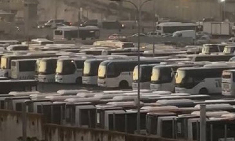 עם שחרור החטופים: כלל האסירים הפלסטינים הכלולים בעסקה בדרך לנקודות השחרור