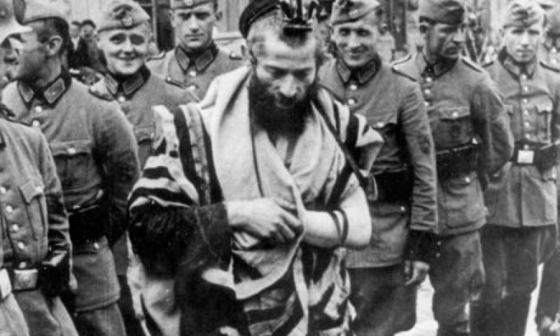 התמונה המצמררת: שוטרים גרמנים משפילים את הרב הגרמן הי"ד