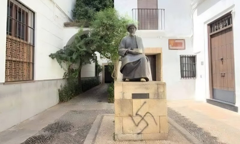 השחתה אנטישמית בספרד: צלב קרס רוסס על פסל הרמב"ם