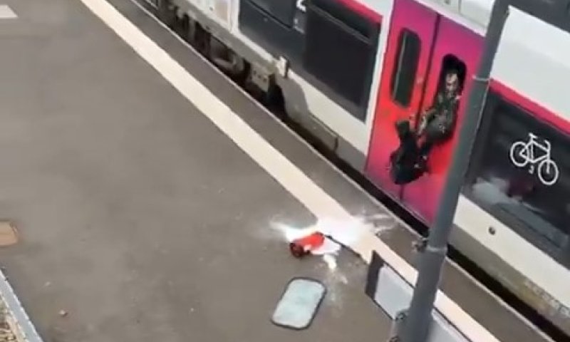 אירוע חריג בצרפת: עלה על הרכבת הלא נכונה, ניפץ את החלון וקפץ החוצה