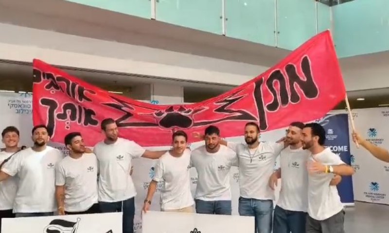 חבריו של החטוף מתן אנגרסט ממתינים מחוץ לבית החולים