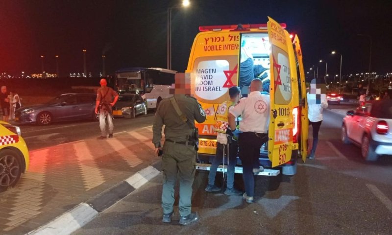 נהג אוטובוס התמוטט בנסיעה סמוך לאור עקיבא ופגע ברכב, מצבו אנוש