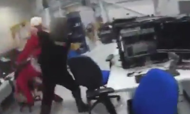 התביעה חשפה: פעילים פרו פלסטינים מכים שוטרים עם פטיש
