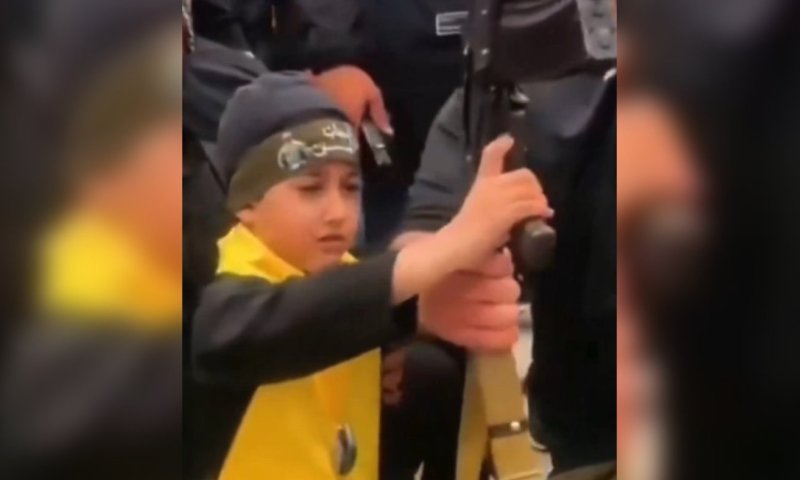 הירי בלוויה בביירות: קטינים תועדו עם נשק חם - האירוע הידרדר לעימותים