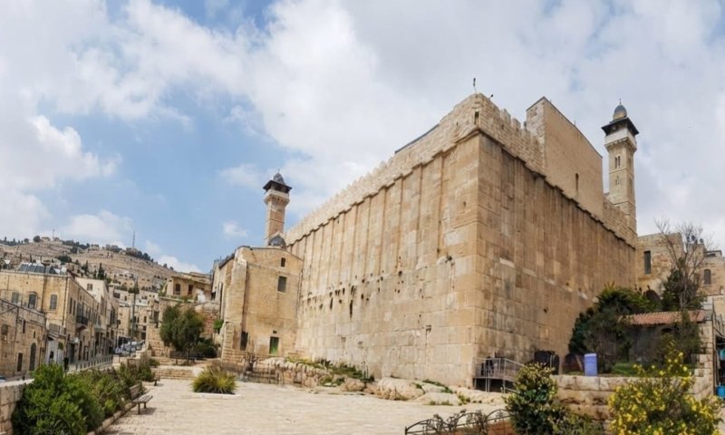 ניתן להעביר שמות: אלפי אלמנות גיבורות רוח בתפילה מיוחדת במערת המכפלה