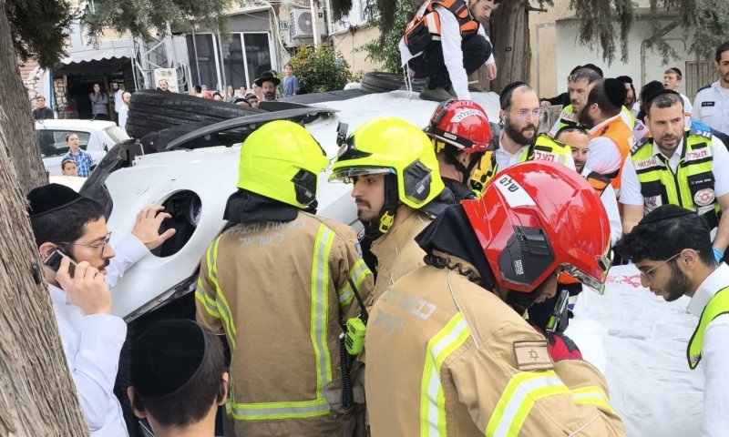תאונה בבני ברק: רכב התהפך עם זוג כבני 70 שנלכדו בתוכו