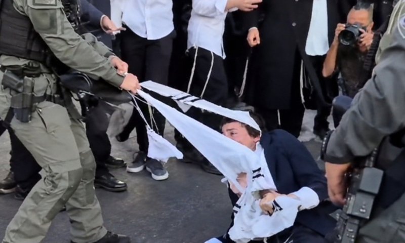 תיעוד מטריד מההפגנות: שוטרת גוררת מפגין בציצית שלו